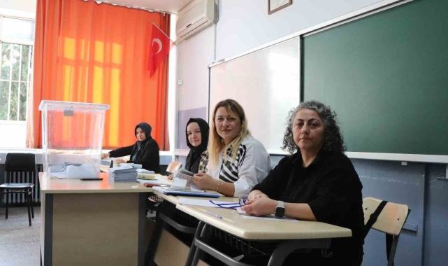Denizli'de seçmenler oy kullanmaya başladı