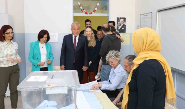 Denizli'de siyasiler oylarını kullandı
