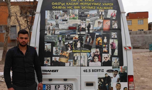 Deprem şehitlerinin fotoğrafını minibüsün arkasına astı