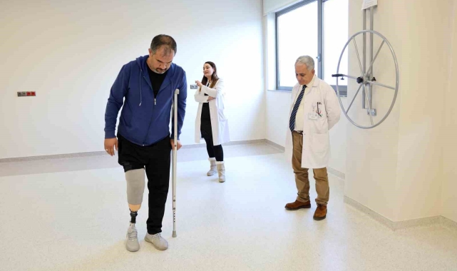 Depremde 2 evladını ve bacağını kaybeden baba, proteziyle yürümeye başladı