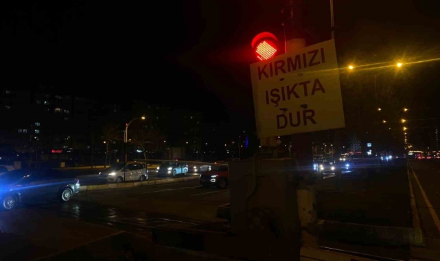 Diyarbakır'da hemzemin geçitte bariyerler bozulunca sürücüler aradan geçti