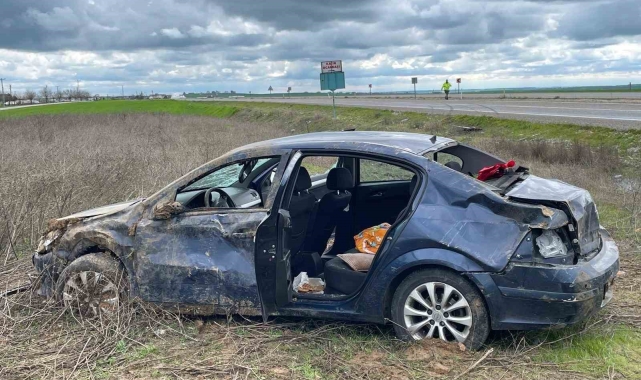Diyarbakır'da otomobil şarampole yuvarlandı: 1'i ağır 3 yaralı