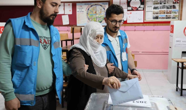 Diyarbakır'da yaşlı ve hastalar Evde Sağlık Hizmeti ekiplerinin yardımıyla oylarını kullandı