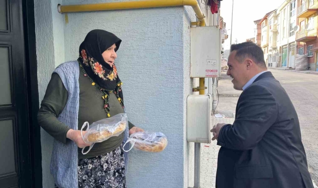 Down sendromlu muhtar adayı kapı kapı dolaşıp Ramazan pidesi dağıtıyor