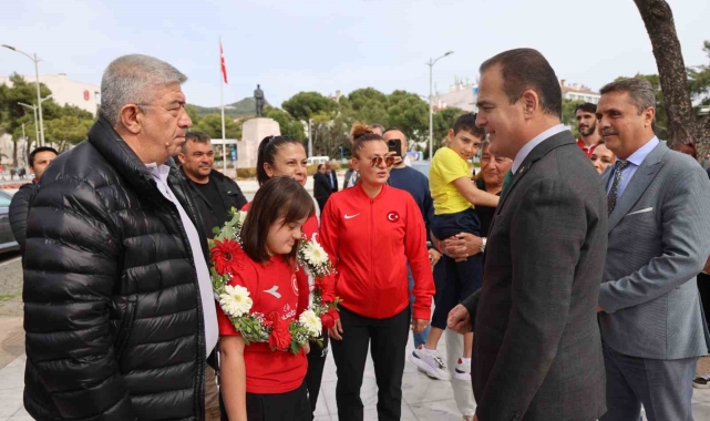 Dünya ikincisi ve üçüncüsü milli yüzücü Oral'a özel karşılama