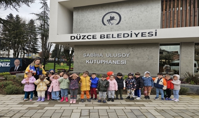 Düzce'de anaokulu öğrencileri Sabiha Ulusoy Kütüphanesini gezdi