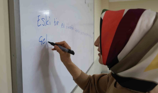 Ehliyet alabilmek için okuma yazma kursuna yazıldı