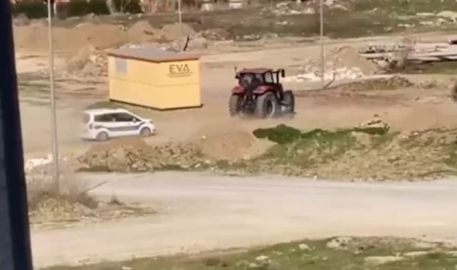 Ehliyetsiz traktör sürücüsü ile polis arasında yaşanan kovalamaca kamerada
