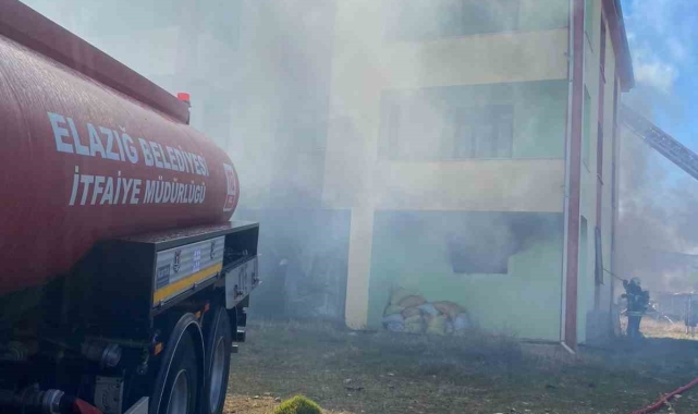Elazığ'da 3 katlı binada korkutan yangın