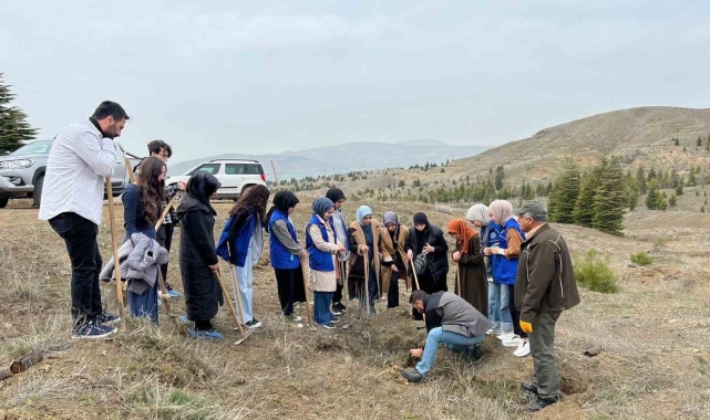 Elazığ'da öğrenciler fidan dikim etkinliğinde buluştu
