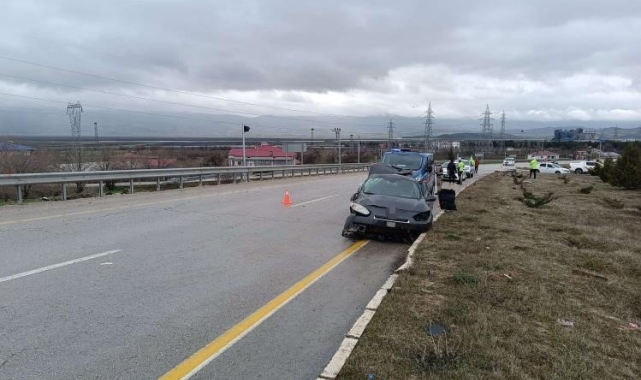 Elazığ'da otomobil refüje çarptı: 2 yaralı