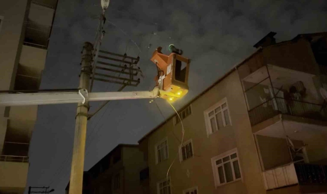 Elektrik kabloları bomba gibi patladı: 10 sokak karanlığa gömüldü