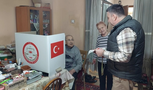Engelli ve yaşlılar 'Seyyar sandık'la oy kullanıyor