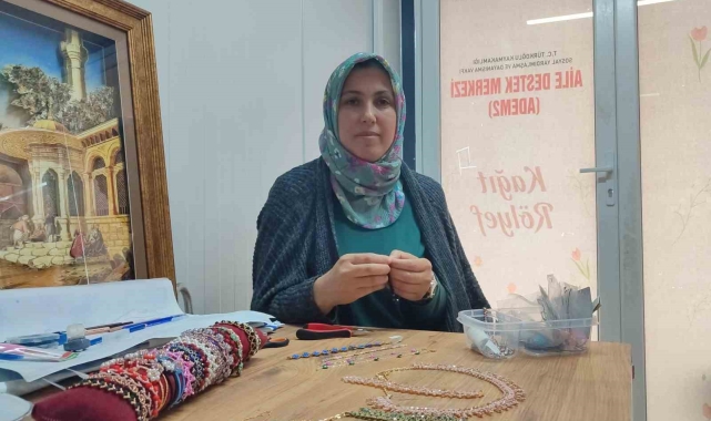Enkaz altında kalan depremzede kadın, yaptığı ürünlerle geçimini sağlıyor