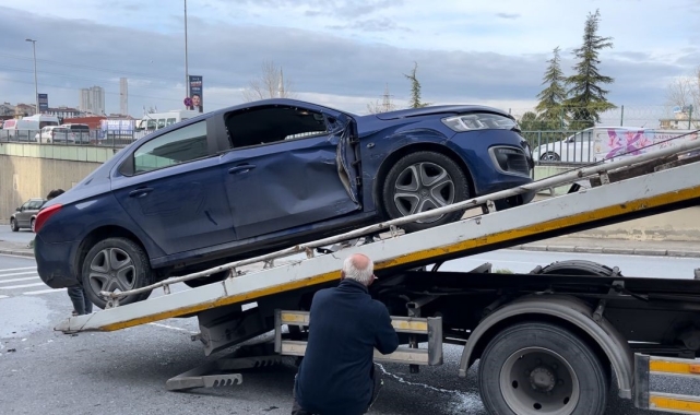 Esenyurt'ta otomobil bariyeri kırarak tünel çıkışına düştü: 1 yaralı
