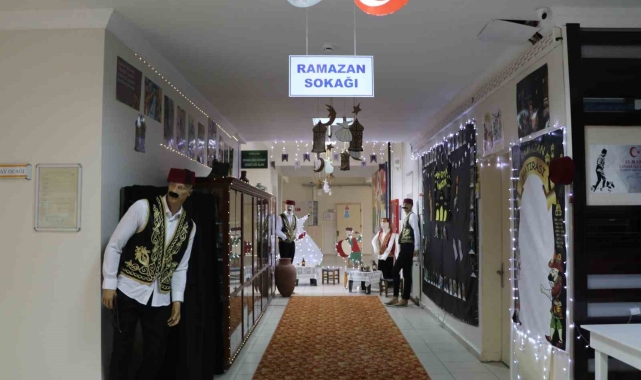 Eski Ramazanları okullarının koridorunda yaşatıyorlar