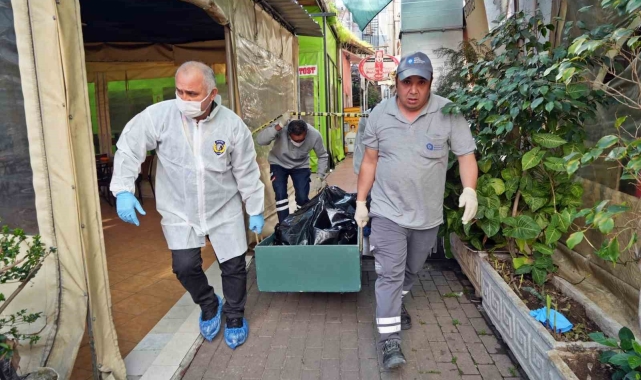 Evsiz adam iş merkezi önündeki kaldırımda ölü bulundu