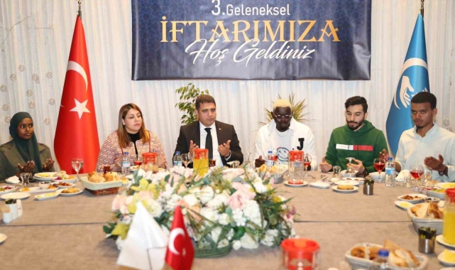 Farklı ülkelerden öğrenciler iftarda buluştu