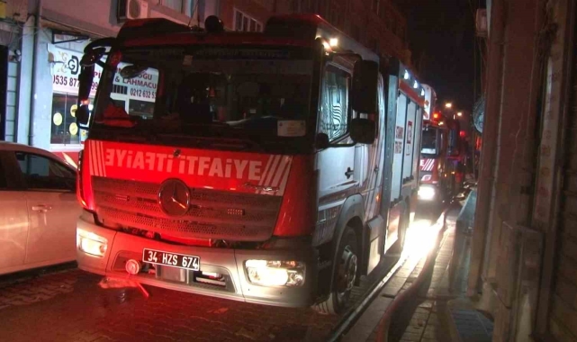 Fatih'te 5 katlı binanın çatısında korkutan yangın