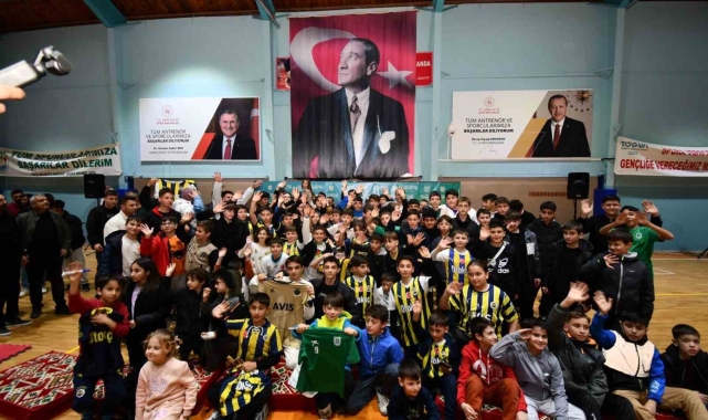 Fenerbahçeli futbolcu İsmail Yüksek, Bursa'da gençlerle buluştu