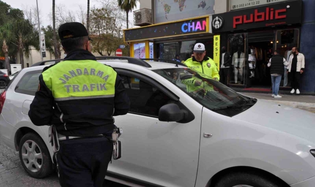 Fethiye'de Polis ve Jandarma'dan "Yayalara Öncelik" bilgilendirmesi