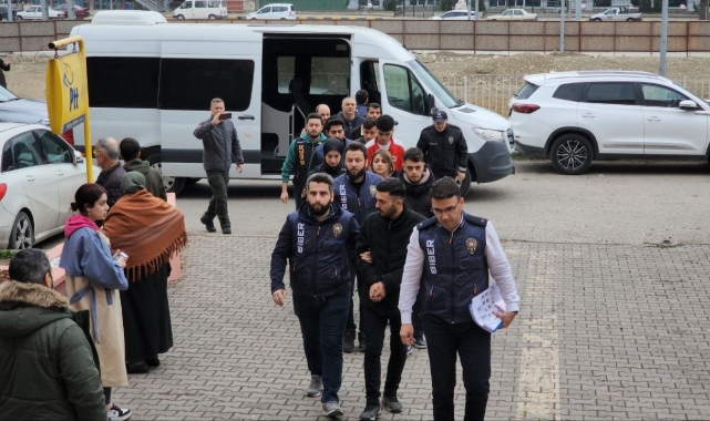 "Filmlere yorum yaparak para kazanabilirsiniz" diyerek 6 milyon TL dolandırdılar