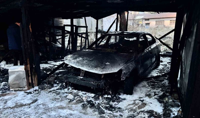 Garajda çıkan yangında 2 araç kül oldu
