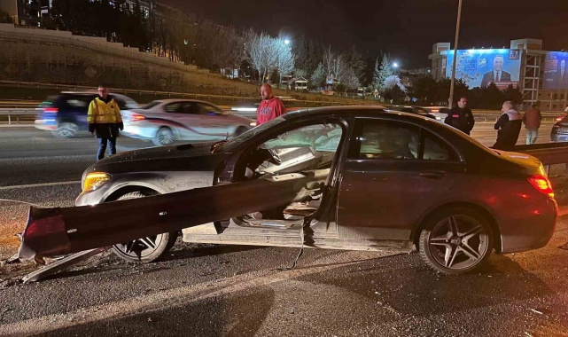 Gaziosmanpaşa'da kontrolden çıkan araç bariyerlere saplandı: 1 ölü, 1 yaralı