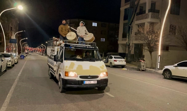 Geleneği sürdürmek için kamyonetin kasasında davul çalıyorlar
