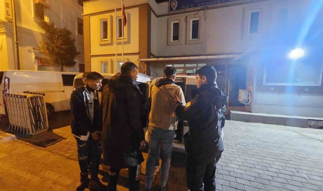 Gelibolu'da polis oturma izni olmayan 4 kaçak göçmen yakaladı