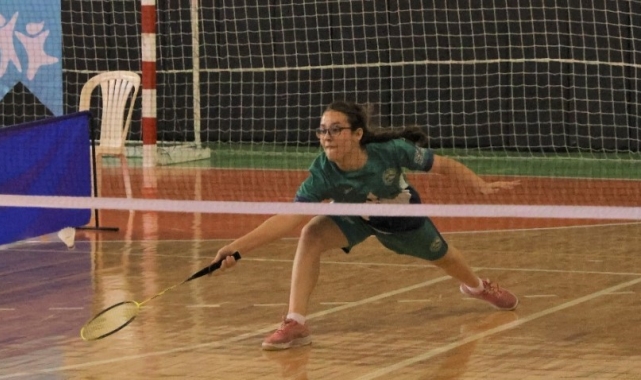 Genç yeteneklerin badminton mücadelesi başladı