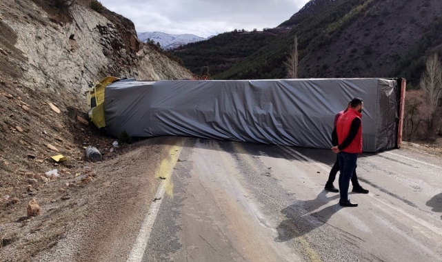 Gümüşhane'de kontrolden çıkan tır yan yattı: 1 yaralı