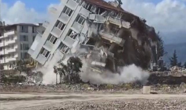 Halatla çekilen 6 katlı binanın domino taşı gibi devrildiği anlar kamerada