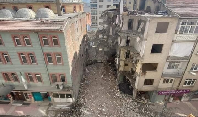 Hasarlı binayı yıkarken sağlam camiye zarar verdiler