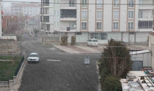 Hava sıcaklığının gece eksi 3'e kadar düştüğü Aksaray'da kar yağışı