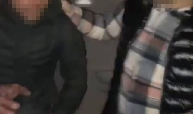 Hırsızlık yaptığını iddia ettikleri şahsı tartaklayıp videoya aldılar