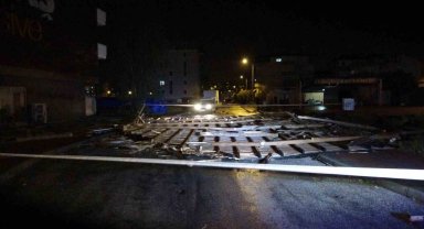 Hortum iş yerinin çatısını uçurdu, yolu kapattı