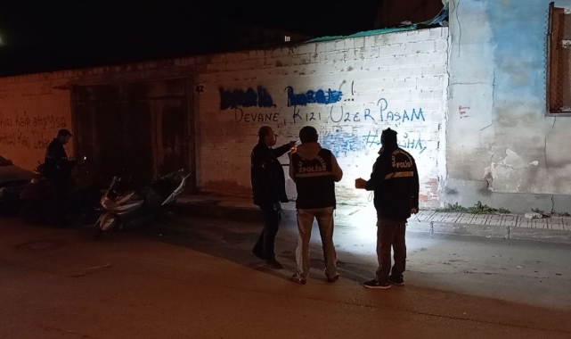 Husumetli oldukları şahsı bacağından vurup kaçtılar