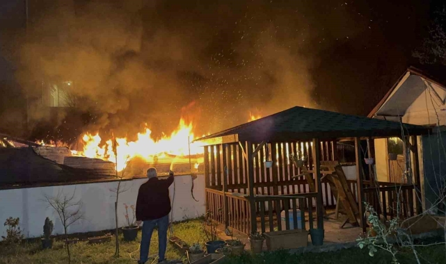 İftar vakti odunluk alev alev yandı