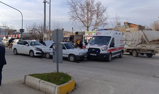 İki otomobil, bir ambulans çarpıştı: 1 yaralı