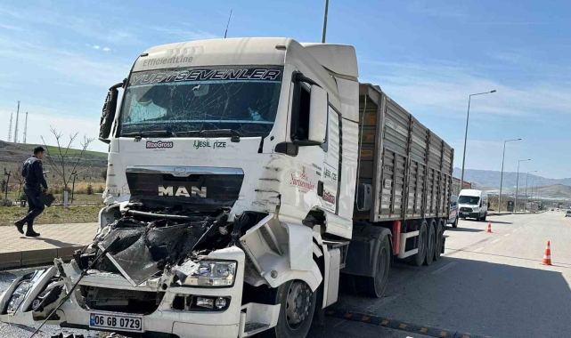 İki tırın çarpıştığı kazada yaralanan sürücü hayatını kaybetti