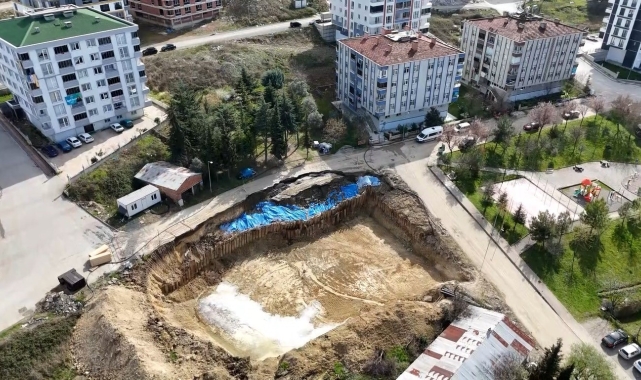 İnşaat temel kazısında oluşan yarıklar büyüdü, vatandaşlar 'acil önlem' bekliyor