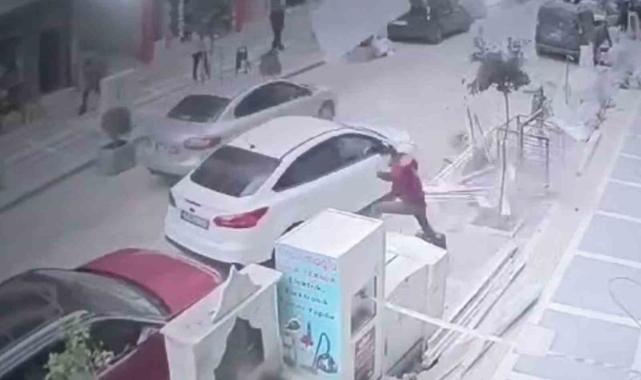 İnşaattan düşen kapının gencin kafasına düşme anı güvenli kamerasına yansıdı
