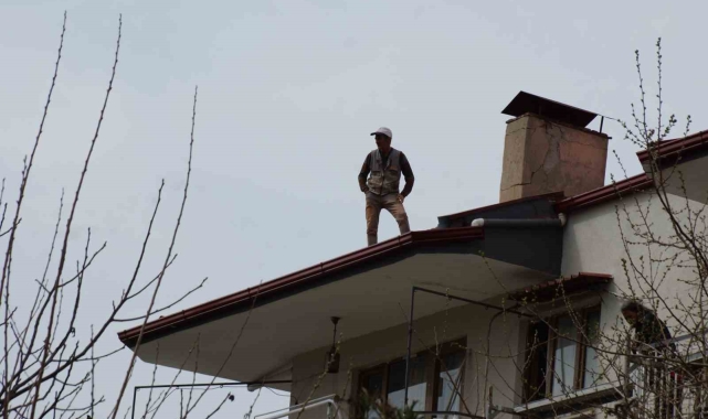 İtfaiyenin çalışmasını, tehlikeye aldırmadan çatıdan izledi