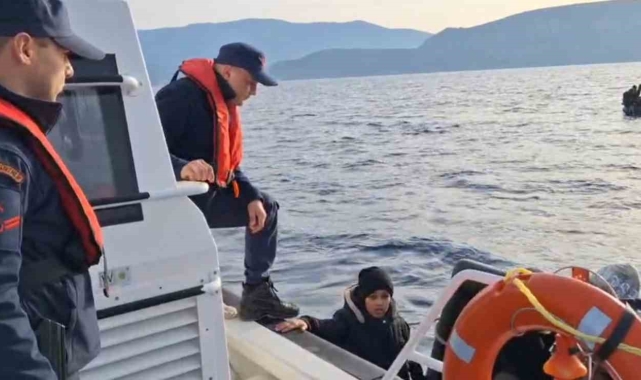 İzmir açıklarında 22 düzensiz göçmen yakalandı, 52'si kurtarıldı