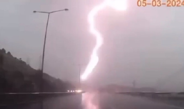 İzmir'de yıldırım düşme anı araç kamerasında