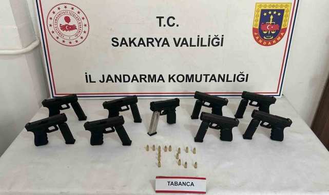 Jandarmanın durdurduğu araçtan cephanelik çıktı: 2 gözaltı