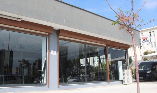 Kadınlar &#039;edepsiz&#039; buldukları spor salonuna çöp döktü