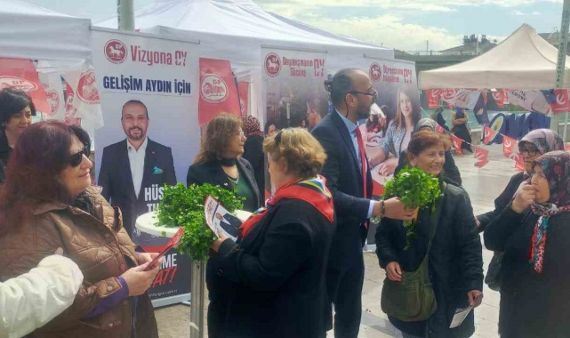 Kadınların gününü maydanoz dağıtarak kutladı