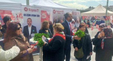 Kadınların gününü maydanoz dağıtarak kutladı